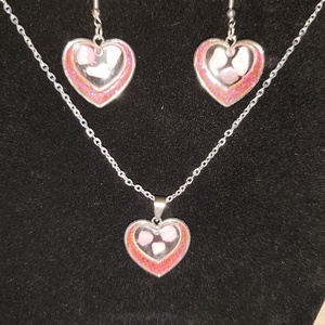 Szívecskés ékszerszett , Ékszer, Ékszerszett, Mindenmás, Szépséges szívecskés ékszerszett.

Tartalma:
Egy nyaklánc 
Egy pár fülbevaló 

, MESKA