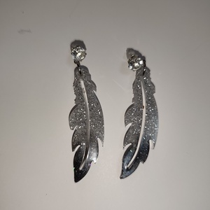 Ezüst fekete toll alakú fülbevaló  - ékszer - fülbevaló - lógó fülbevaló - Meska.hu