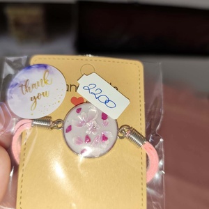 Rózsaszín virágos  karkötő, Ékszer, Karkötő, Karkötő medállal, Mindenmás, MESKA