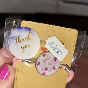 Rózsaszín virágos  karkötő - ékszer - karkötő - karkötő medállal - Meska.hu