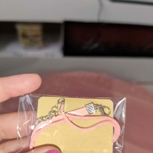 Rózsaszín virágos  karkötő - ékszer - karkötő - karkötő medállal - Meska.hu