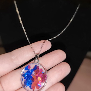 Kék pink csillogó nyaklánc, Ékszer, Nyaklánc, Medálos nyaklánc, Mindenmás, Szépséges  kék és pink flitteres nyakláncot hoztam nektek.
ANYAGA:ROZSDAMENTES ACÉL.

Kérdés esetén..., MESKA