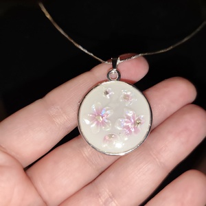 Rózsaszín virágos nyaklánc - ékszer - nyaklánc - medálos nyaklánc - Meska.hu