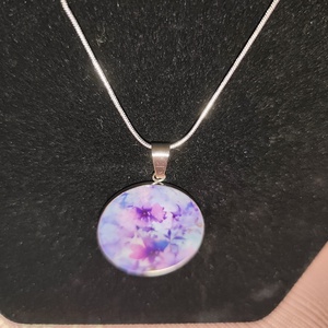 Lila virágmintás nyaklánc, Ékszer, Nyaklánc, Medálos nyaklánc, Mindenmás, MESKA