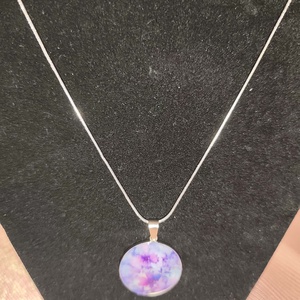 Lila virágmintás nyaklánc - ékszer - nyaklánc - medálos nyaklánc - Meska.hu