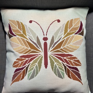 Keresztszemes hímzett pillangós díszpárna � kézműves lakásdekor - otthon & életmód - lakástextil - párna & párnahuzat - díszpárna (belsővel együtt) - Meska.hu