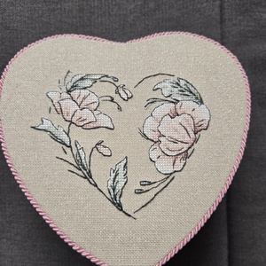 Virágos szív doboz, Otthon & Életmód, Dekoráció, Asztal és polc dekoráció, Díszdoboz, Hímzés, Varrás, MESKA