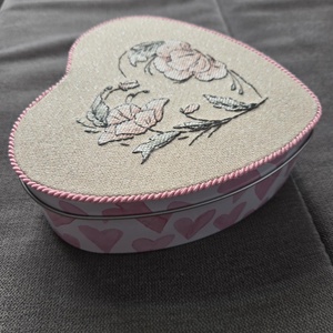 Virágos szív doboz - otthon & életmód - dekoráció - asztal és polc dekoráció - díszdoboz - Meska.hu