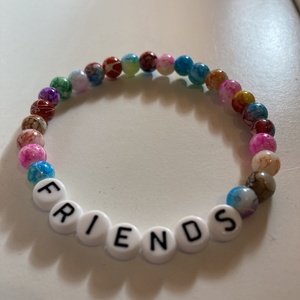 Színes gyöngyös karkötő Friends betűkkel - ékszer - karkötő - gyöngyös karkötő - Meska.hu