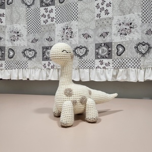 Hosszú nyakú dínó, Játék & Sport, Plüssállat & Játékfigura, Plüss dínók, Horgolás, Kedves arcú, kézzel horgolt pöttyös dínó.
Kellemes barna és csontszínű fonalból.

A fonal összetéte..., MESKA