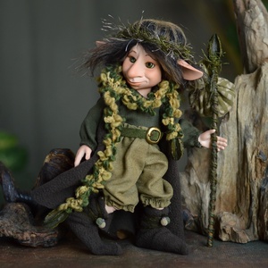 Vándor kobold: NEPOMUK - porcelán, mozgatható , Otthon & Életmód, Dekoráció, Manók, Baba-és bábkészítés, Szobrászat, MESKA