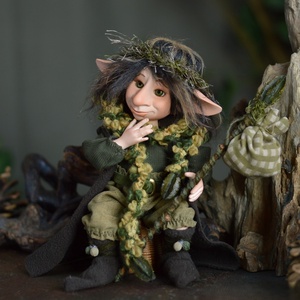 Vándor kobold: NEPOMUK - porcelán, mozgatható  - otthon & életmód - dekoráció - manók - Meska.hu