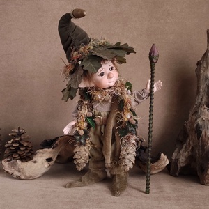 Kis vadász manó: GÁSPÁR - porcelán, mozgatható , Otthon & Életmód, Dekoráció, Manók, Baba-és bábkészítés, Szobrászat, MESKA