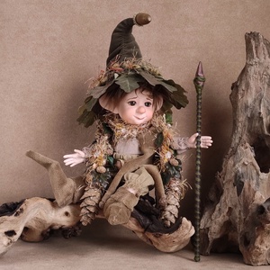 Kis vadász manó: GÁSPÁR - porcelán, mozgatható  - otthon & életmód - dekoráció - manók - Meska.hu