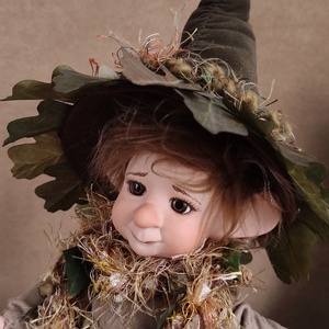 Kis vadász manó: GÁSPÁR - porcelán, mozgatható  - otthon & életmód - dekoráció - manók - Meska.hu