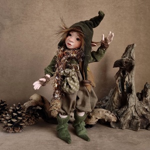 Túrázó kobold: DELDRIAN - porcelán, mozgatható  - otthon & életmód - dekoráció - manók - Meska.hu