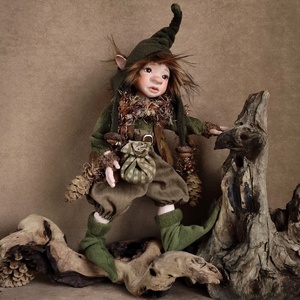 Túrázó kobold: DELDRIAN - porcelán, mozgatható  - Meska.hu