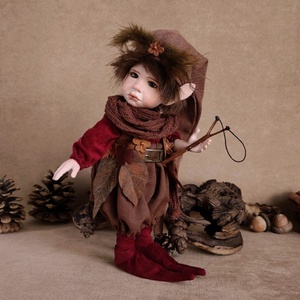 Kis csúzlis manó: PATRIK - porcelán, mozgatható , Otthon & Életmód, Dekoráció, Manók, Baba-és bábkészítés, Szobrászat, MESKA