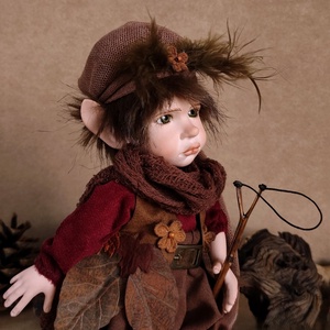 Kis csúzlis manó: PATRIK - porcelán, mozgatható  - otthon & életmód - dekoráció - manók - Meska.hu