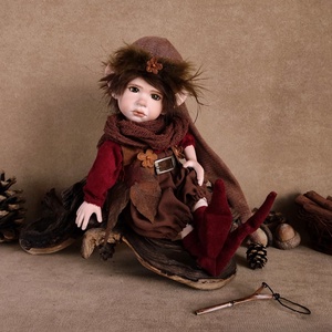 Kis csúzlis manó: PATRIK - porcelán, mozgatható  - otthon & életmód - dekoráció - manók - Meska.hu