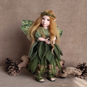 Zöld levéltündér: DOTTI - porcelán, mozgatható, Otthon & Életmód, Dekoráció, Dekoratív figurák és szobrok, Baba-és bábkészítés, Szobrászat, MESKA