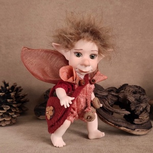 Röp-röp TOTÓKA - mini porcelán kobold, mozgatható, Otthon & Életmód, Dekoráció, Dekoratív figurák és szobrok, Baba-és bábkészítés, Szobrászat, MESKA