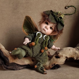 NOLAN szárnyas mini manócska - porcelán, mozgatható - Meska.hu