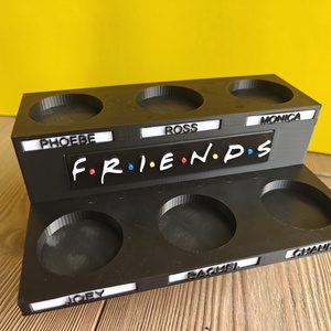 Friends jóbarátok McDonald's figura tartó állvány névtáblákkal, Művészet, Más gyűjtemények, Mindenmás, MESKA