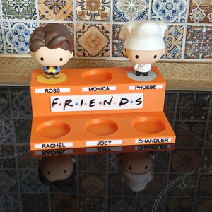 Friends jóbarátok McDonald's figura tartó állvány névtáblákkal, Művészet, Más gyűjtemények, Mindenmás, MESKA