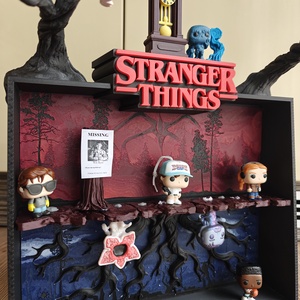 Stranger Things Kinder dioráma - otthon & életmód - dekoráció - asztal és polc dekoráció - asztaldísz - Meska.hu