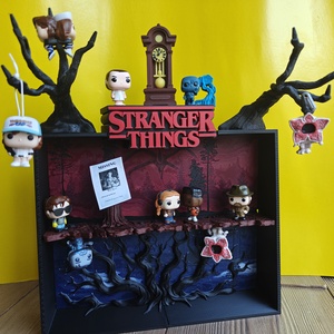 Stranger Things Kinder dioráma, Otthon & Életmód, Dekoráció, Asztal és polc dekoráció, Asztaldísz, Mindenmás, MESKA