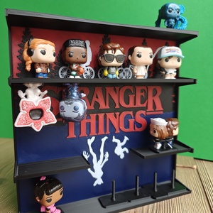 Stranger Things Kinder figura tartó állvány, Otthon & Életmód, Dekoráció, Asztal és polc dekoráció, Asztaldísz, Mindenmás, MESKA