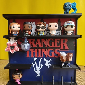 Stranger Things Kinder figura tartó állvány - otthon & életmód - dekoráció - asztal és polc dekoráció - asztaldísz - Meska.hu