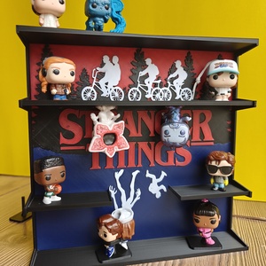 Stranger Things Kinder figura tartó állvány - otthon & életmód - dekoráció - asztal és polc dekoráció - asztaldísz - Meska.hu