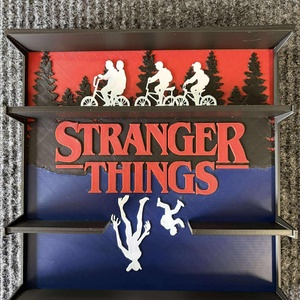 Stranger Things Kinder figura tartó állvány - otthon & életmód - dekoráció - asztal és polc dekoráció - asztaldísz - Meska.hu