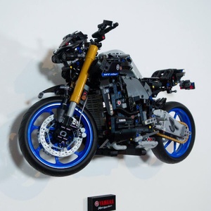 Lego 42159 Yamaha MT-10 SP fali tartó konzol, Otthon & Életmód, Tárolás & Rendszerezés, Fali tároló, Mindenmás, MESKA