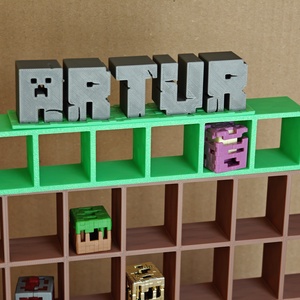 EGYEDI neves Minecraft Kinder Joy figura tartó állvány - otthon & életmód - tárolás & rendszerezés - íróasztali tároló - Meska.hu