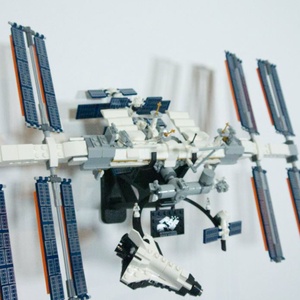 Lego 21321 Nasa ISS Space Station fali tartó konzol [GeckoBricks] - otthon & életmód - tárolás & rendszerezés - fali tároló - Meska.hu
