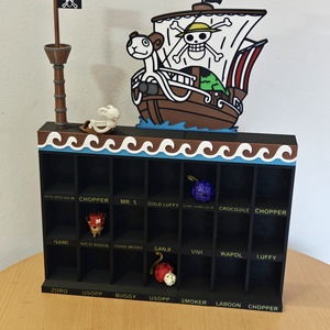 One Piece Kinder Joy figura tartó állvány , Otthon & Életmód, Dekoráció, Asztal és polc dekoráció, Asztaldísz, Mindenmás, MESKA