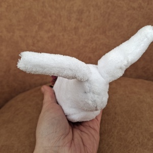 Plüss kis nyuszi fehér-tarka - játék & sport - plüssállat & játékfigura - nyuszi - Meska.hu