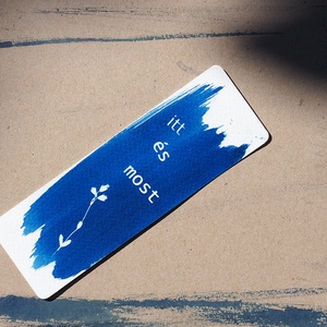 Útjelző – „itt és most” cianotípia könyvjelző (5x15 cm), Könyv & Zene, Könyvjelző, Fotó, grafika, rajz, illusztráció, Mindenmás, Egy kézzel készült útjelző, amely könyvjelzőként is elkísér, a cianotípia (napfényrajz) különleges,..., MESKA