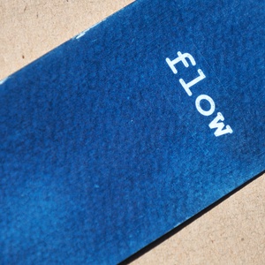 Útjelző – „flow” cianotípia könyvjelző (5x15 cm), Könyv & Zene, Könyvjelző, Fotó, grafika, rajz, illusztráció, Mindenmás, Egy kézzel készült útjelző, amely könyvjelzőként is elkísér, a cianotípia (napfényrajz) különleges,..., MESKA