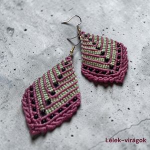 Mályva és zöld mikromakramé fülbevaló - Meska.hu