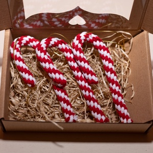 Makramé karácsonyi cukorkapálca, Karácsony, Karácsonyi lakásdekoráció, Karácsonyfadíszek, Csomózás, MESKA