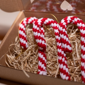 Makramé karácsonyi cukorkapálca - karácsony - karácsonyi lakásdekoráció - karácsonyfadíszek - Meska.hu