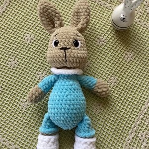 Horgolt amigurumi pizsamás kék nyuszi, Játék & Sport, Plüssállat & Játékfigura, Nyuszi, Horgolás, Hímzés, MESKA