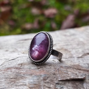 Ezüst Lepidolit gyűrű - ékszer - gyűrű - statement gyűrű - Meska.hu
