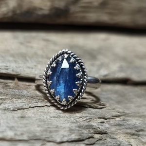 Ezüst Kianit gyűrű, Ékszer, Gyűrű, Szoliter gyűrű, Ékszerkészítés, Ötvös, Kianit ezüstbe foglalva. 

Ezüstékszereimet hagyományos ötvös technikával, keményforrasztással, kéz..., MESKA