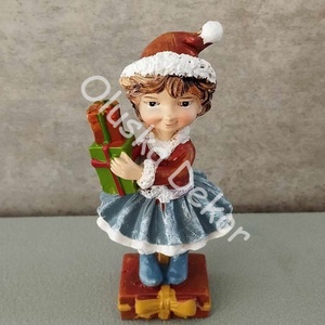 Kislány fenyőfával vagy ajándékkal, karácsonyi dekorációs figura, 9cm - kellékek & szerszámok - dekorációs kellékek - figurák - Meska.hu