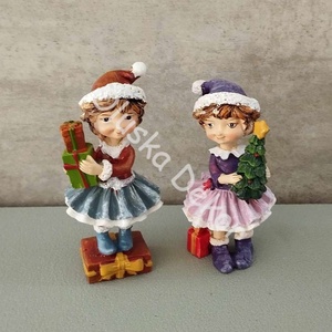 Kislány fenyőfával vagy ajándékkal, karácsonyi dekorációs figura, 9cm - Meska.hu